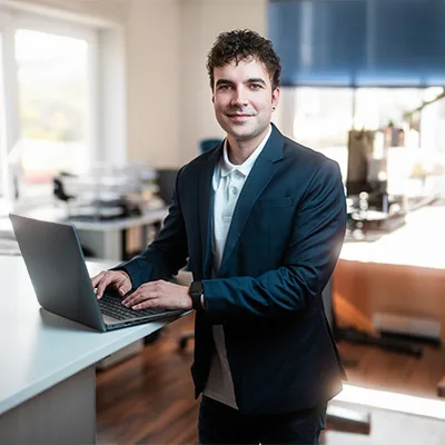 Porträtfoto von Sebastian Giendarz, Abteilungsleiter Cloud bei der UTB